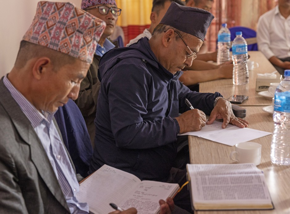 Voorgangers in Nepal studeren in hun Bijbels bij een conferentie