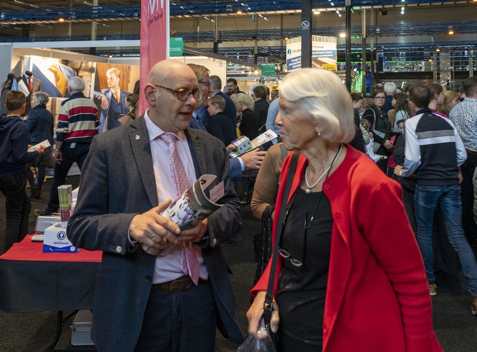 Johan verkoopt op een beurs o.a. boeken en pepermunt