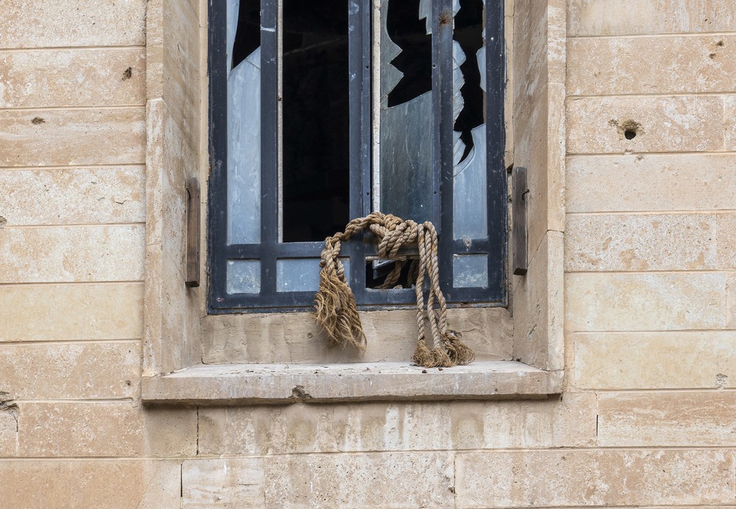 Deze touwen zijn vastgebonden aan het raam van een kapotgeschoten kerk. Ze werden door IS gebruikt om christenen op te hangen.