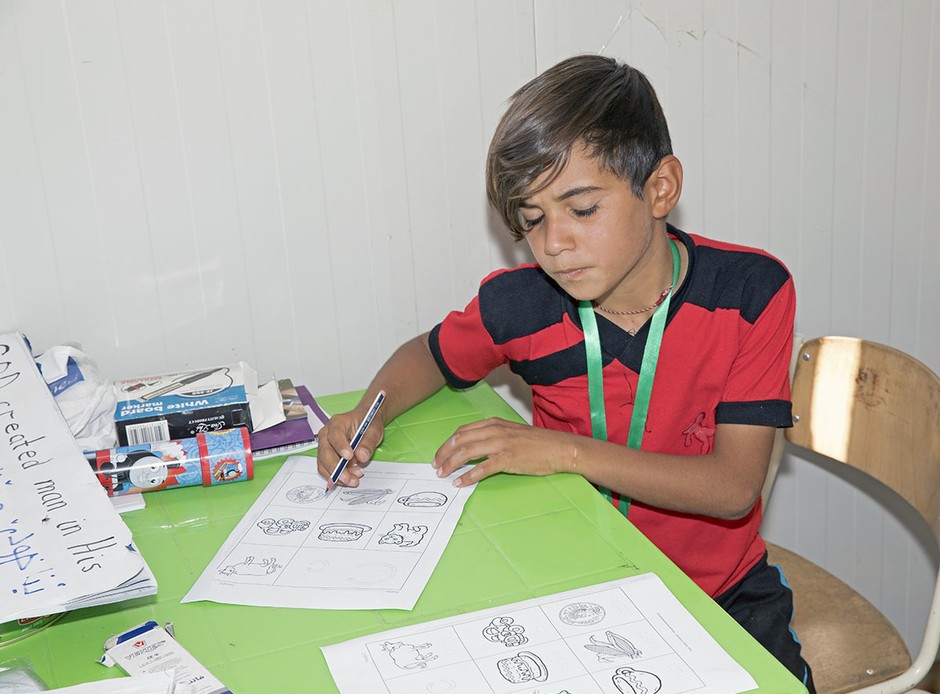 Iraakse scholier in een vluchtelingenkamp
