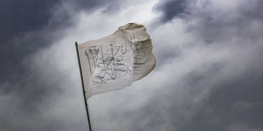 Overal wappert de nieuwe vlag van de Taliban >>