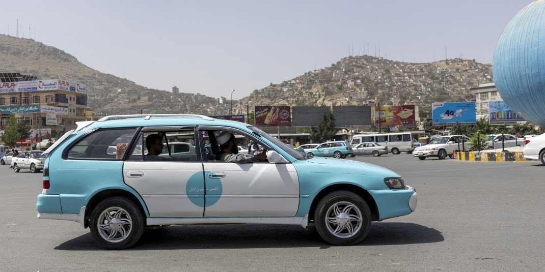 Zelfs de kleur van de taxi's is bepaald door de Taliban