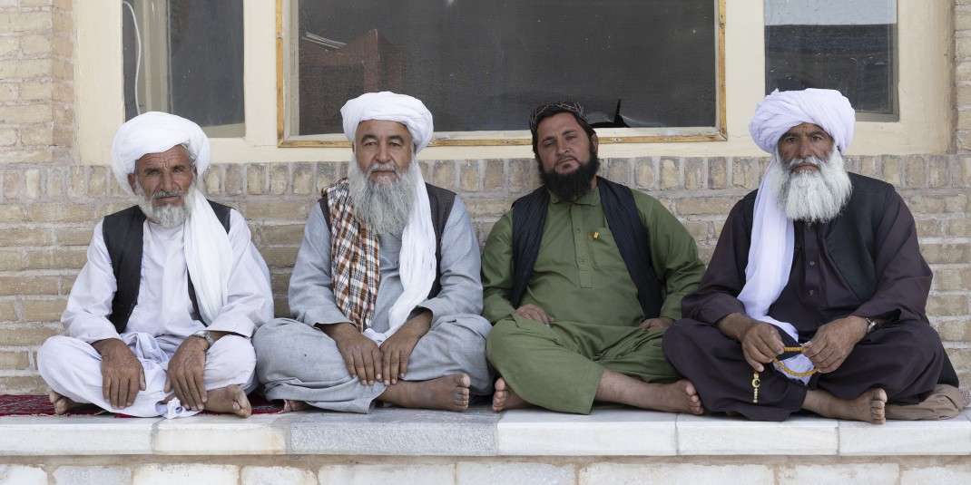  De wetten die de Taliban uitvaardigt, heeft het volk simpelweg op te volgen >>