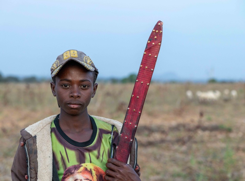 Fulani herdersjongen toont machete