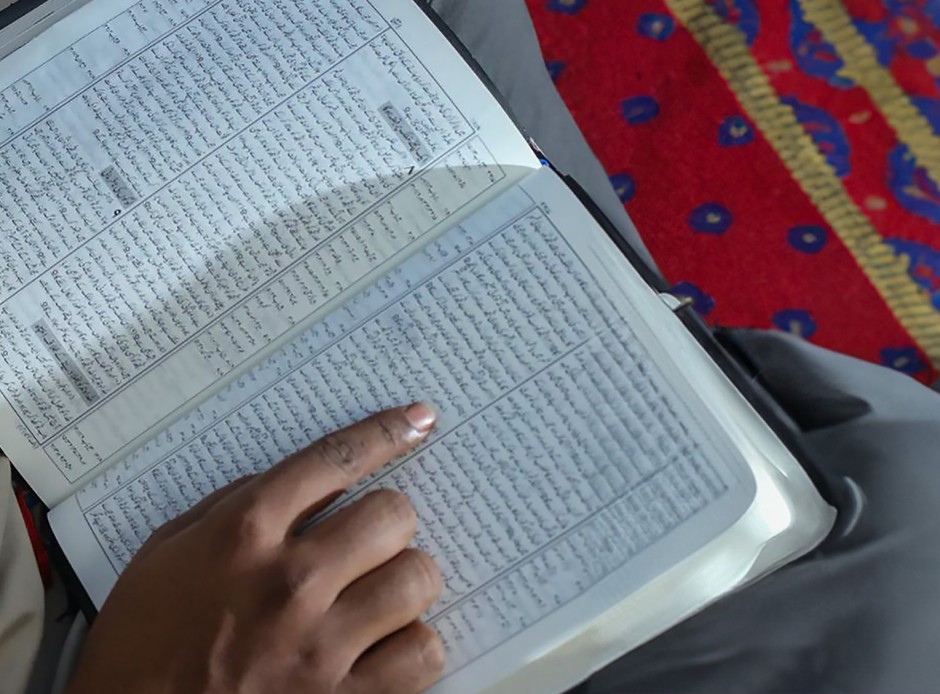 In het geheim leest hij zijn Bijbel