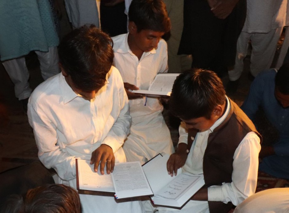 De nieuwe Bijbels worden aandachtig bestudeerd >