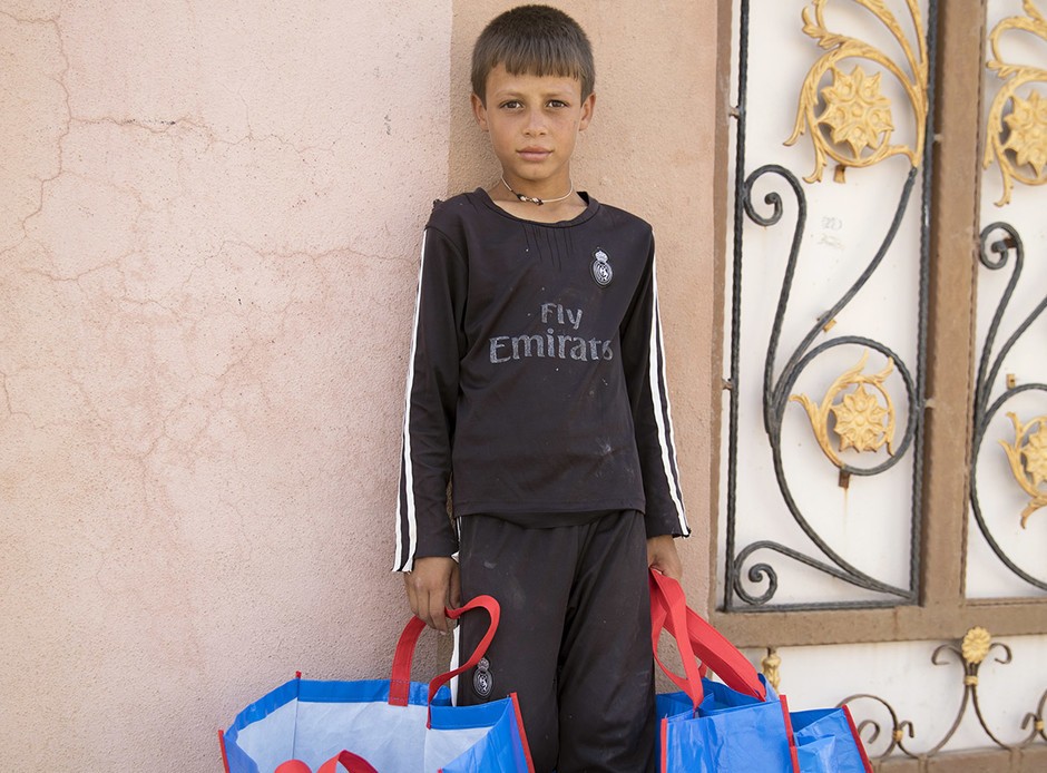 Deze jongen draagt twee voedselpakketten