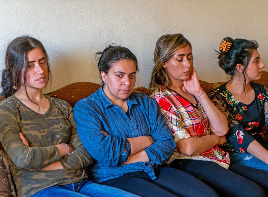 Deze vrouwen zijn bevrijd uit handen van IS. Foto: Cees van der Wal