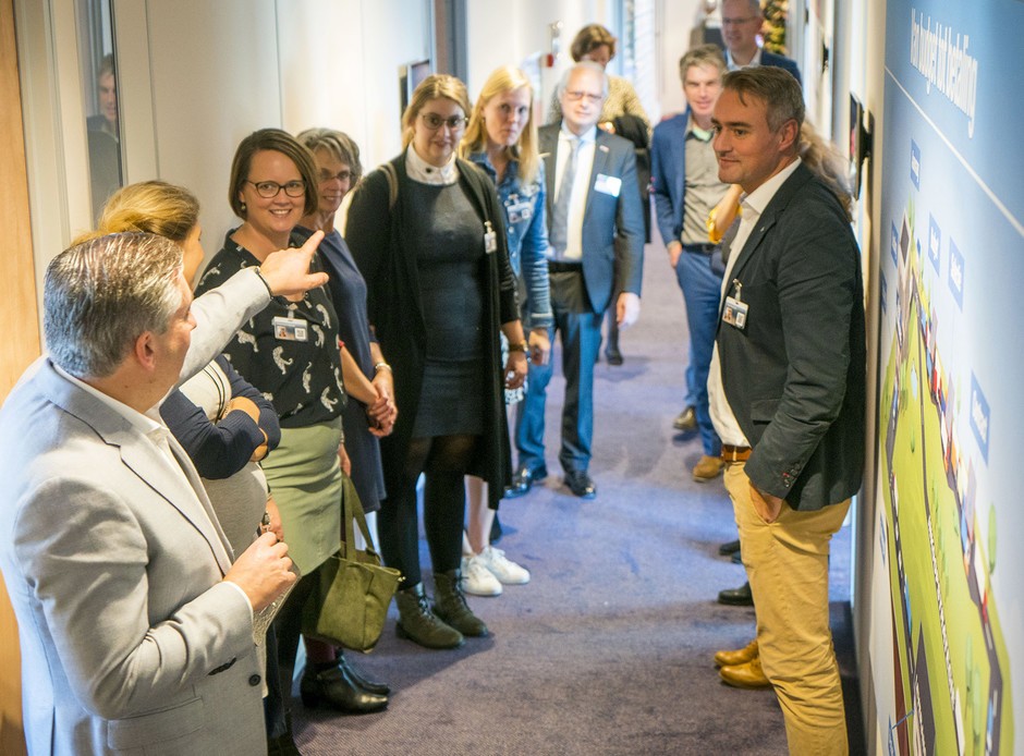 De gastheer leidt de Bondgenoten rond door zijn bedrijf. Foto: Cees van der Wal