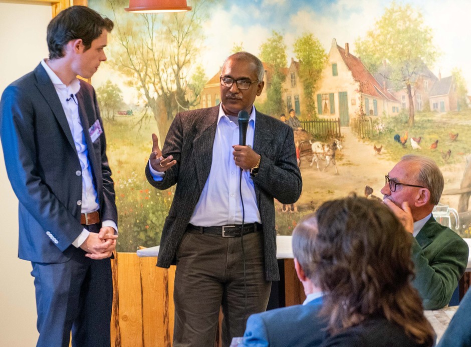 Lokale projectleiders vertellen over hun werk onder vervolgde christenen. Foto: Cees van der Wal