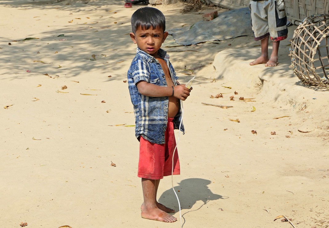 Dit Rohingya jongetje groeit op in het vluchtelingenkamp